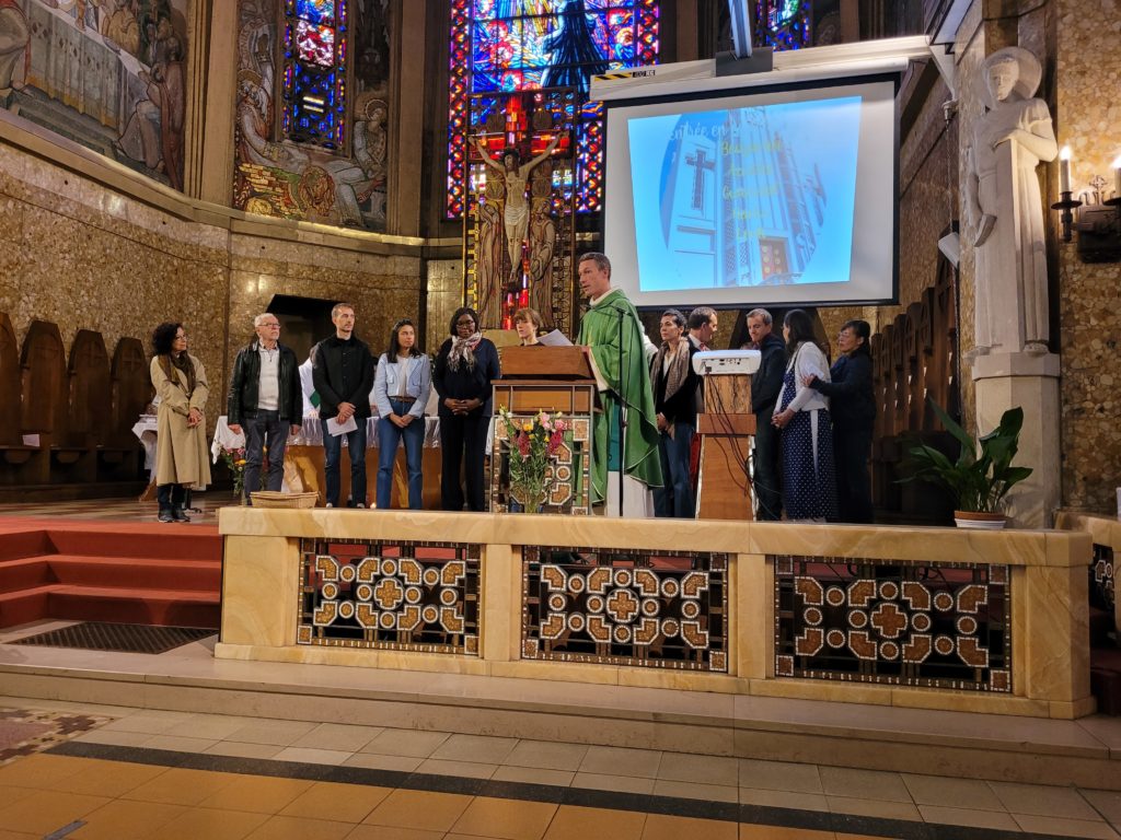 Dimanche d’entrée en Catéchuménat pour cinq adultes : Benjamin, Aurélie,Gwendal, Nadia et Lehn; quelle Joie pour eux et pour toute l’assemblée !