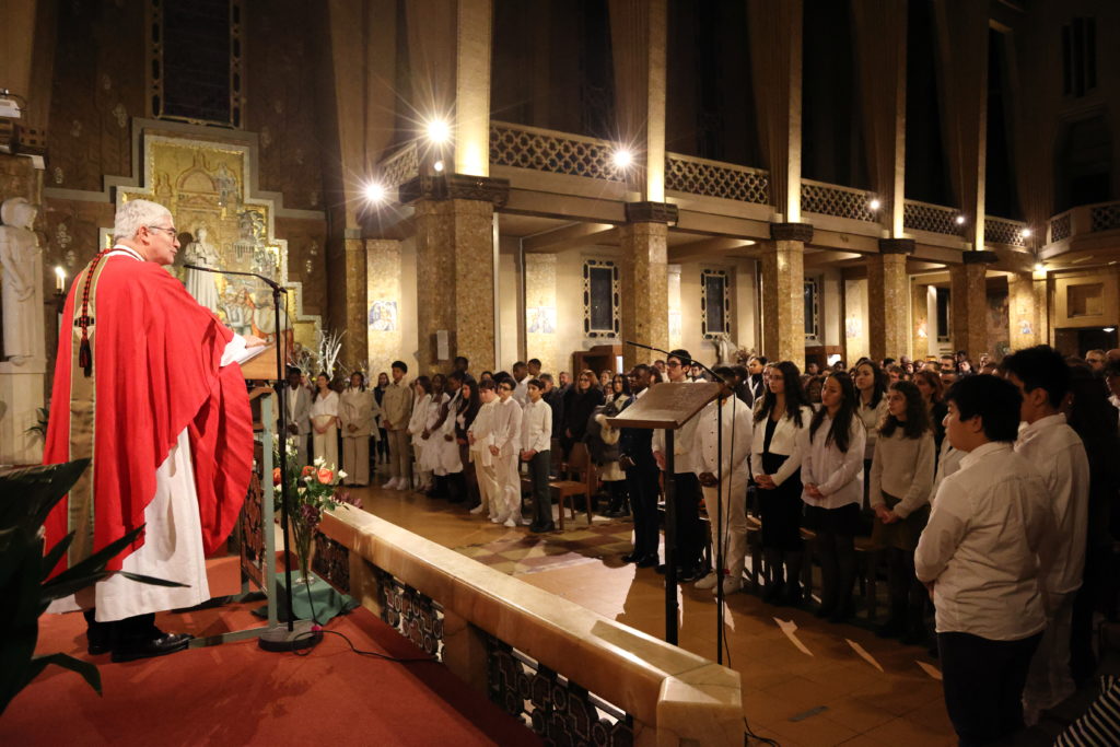 Visite du Vicaire Général Emmanuel Tois et confirmation des jeunes du doyenné: « Chère communauté, reste joyeuse ! »