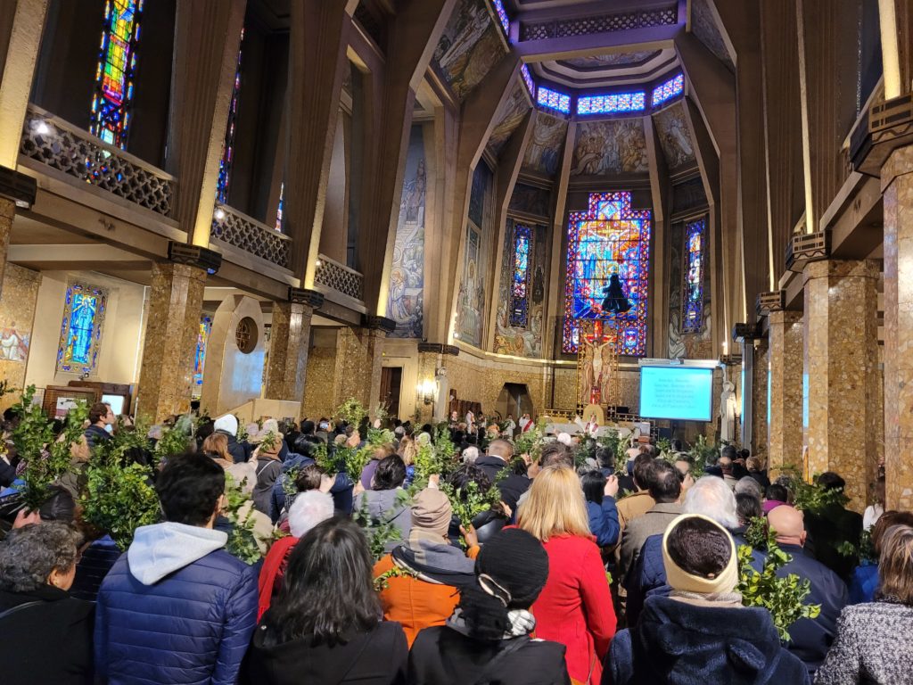 Une Eglise comble pour fêter les Rameaux: en chemin ensemble vers Pâques!