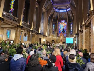 Une Eglise comble pour fêter les Rameaux: en chemin ensemble vers Pâques!